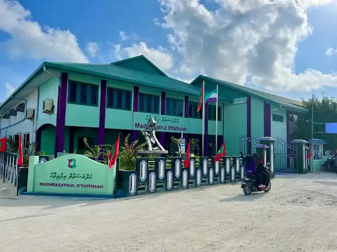 ޅ.ނައިފަރުގެ ސްކޫލު (މަދްރަސަތުލް އިފްތިތާހް). މިއީ ގިނަ އަދަދެއްގެ ދަރިވަރުން ތައުލީމު ހާސިލް ކުރަމުންދާ ސްކޫލެއް