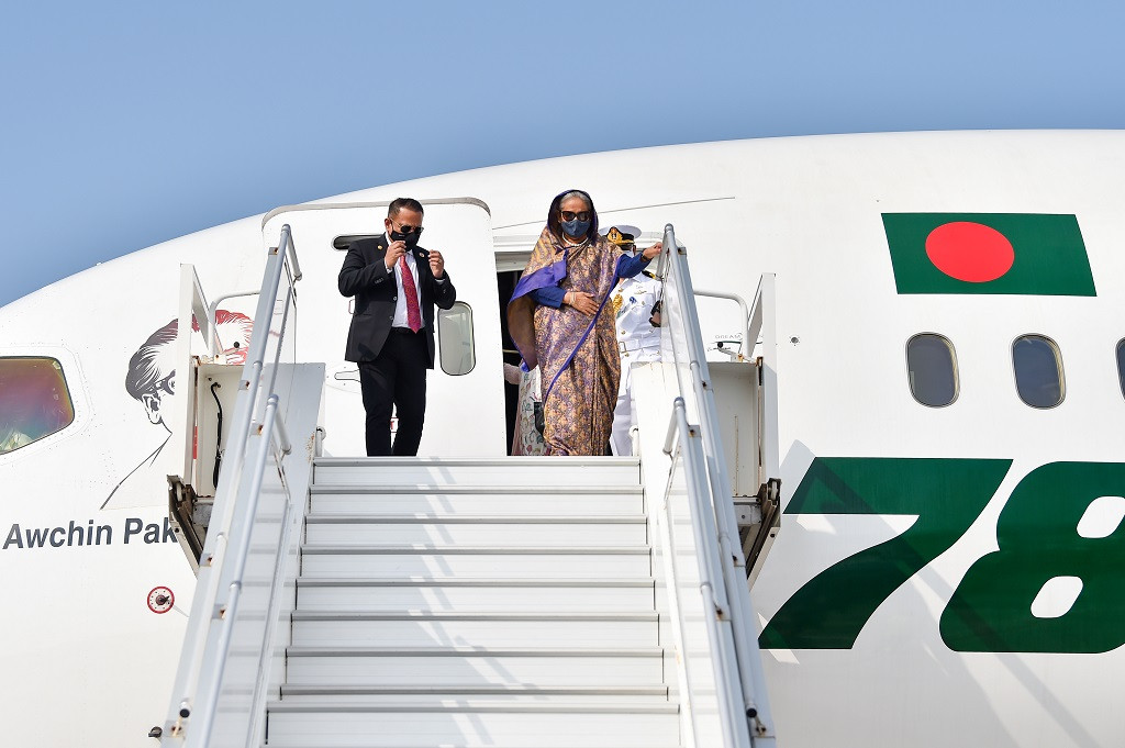 ރައީސުލްޖުމްހޫރިއްޔާ އިބްރާހީމް މުޙައްމަދު ޞާލިޙްގެ ދަޢުވަތަކަށް ބަންގްލަދޭޝްގެ ބޮޑުވަޒީރު ޝައިޚް ޙަސީނާ ރާއްޖެ ވަޑައިގެންނެވުން - މި ދަތުރުފުޅުގައި ދެ ޤައުމުގެ މެދުގައި ރަސްމީ ވާހަކަފުޅުތައް ބޭއްވުމަށް ހަމަޖެހިފައިވާއިރު، ދެ ޤައުމުގެ ގުޅުން އިތުރަށް ބަދަހިކުރުމަށް މަގުފަހިވެގެންދާނެ ބައެއް އެއްބަސްވުންތައް ދެޤައުމުގެ ދެމެދު ބަދަލުކުރެއްވުމަށް ހަމަޖެހިފައިވޭ - ފޮޓޯ: ރައީސް އޮފީސް