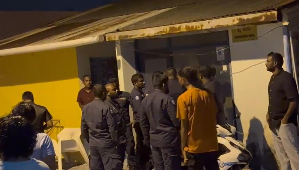 ދިއްދޫގެ ގެއެއްގައި ނަގާފައިވާ ލޯޑެއް ނެގުމަށް ގިނަ އަދަދެއްގެ ފުލުހުން ހަރާކާތްތެރިވަނީ