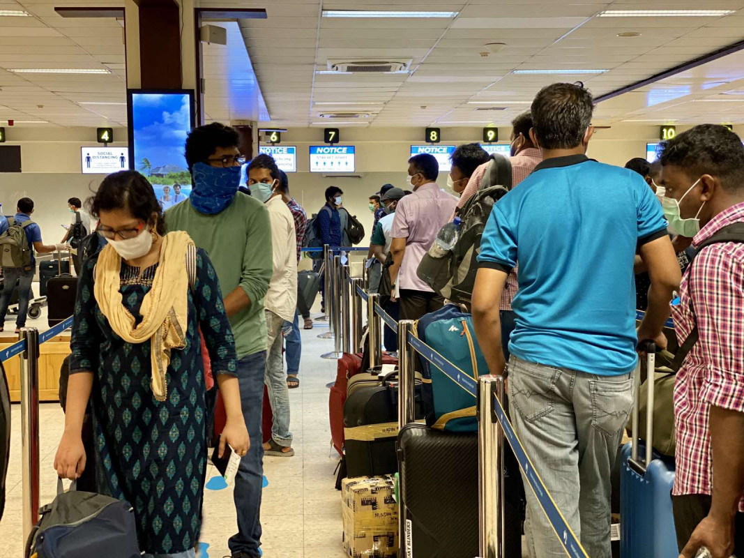 އިންޑިއާގެ ރައްޔިތުން ފުރުމަށްޓަކައި، އެއާޕޯޓްގައި - އިންޑިއާގެ ސިފައިންގެ މަނަވަރެއްގައި ދެ ފަހަރުމަތިން ވަނީ އިންޑިއާ ރައްޔިތުން ފުރުވާލާފައި، މިއީ ތިންވަނަ ފަހަރު - ފޮޓޯ: ރާއްޖެއެމްވީ