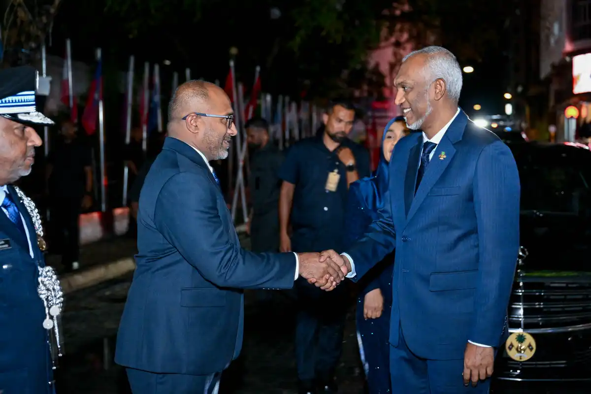 ދިވެހި ފުލުހުންގެ 93ވަނަ އަހަރީ ދުވަހުގެ މުނާސަބަތުގައި ބާއްވާ ރަސްމީ ޖަލްސާއަށް މުއިއްޒު ވަޑައިގަތުމުން ހޯމްލޭންޑް ސެކިއުރިޓީ މިނިސްޓަރު އަލީ އިހުސާން ސަލާމް ކުރައްވަނީ - 28 ޖޫން 2026