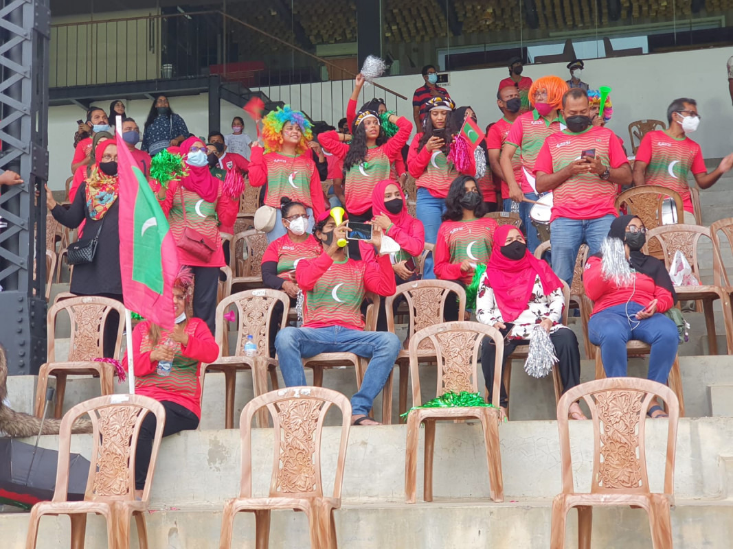 "މަހިންދަ ރާޖަޕަކްސަ ޓްރޮފީ" ފުޓްބޯޅަ މުބާރާތުގައި ދިވެހިރާއްޖެ އާއި ސްރީލަންކާ ބައްދަލުކުރާ މެޗުގައި، ދިވެހި ޓީމަށް ހިތްވަރު ދިނުމަށް ދަނޑަށް ވަދެ ތިބި ދިވެހި ސަޕޯޓަރުން - ލަންކާގައި ބާއްވާ ފޯ ނޭޝަންސް ކަޕަކީ ރާއްޖޭގެ ގައުމީ ޓީމާ ދާދި ފަހުން ހަވާލުވި އިޓަލީގެ ފްރެންސެސްކޯ މޮރިއޭރޯގެ އިރުޝާދުގެ ދަށުން ގައުމީ ޓީމުން ކުޅޭނެ ފުރަތަމަ މުބާރާތް - ފޮޓޯ: މުޙައްމަދު ފައިސަލް