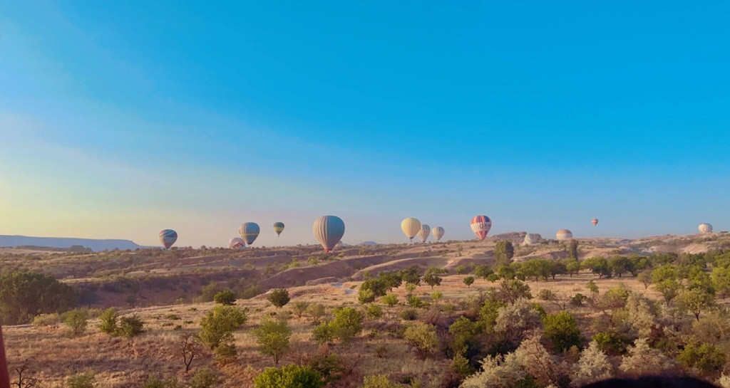 ހޮޓް އެއަރ ބެލޫން - މިއީ ތުރުކީގެ ސިޓީއެއް ކަމަށްވާ ކެޕަޑޯކިއާގައި މޫސޫން ރަނގަޅު ކޮންމެ ދުވަހަކު ފެންނަ މަންޒަރެއް - ފޮޓޯ: ނާޒުމީ ސައީދު / ރާއްޖެއެމްވީ
