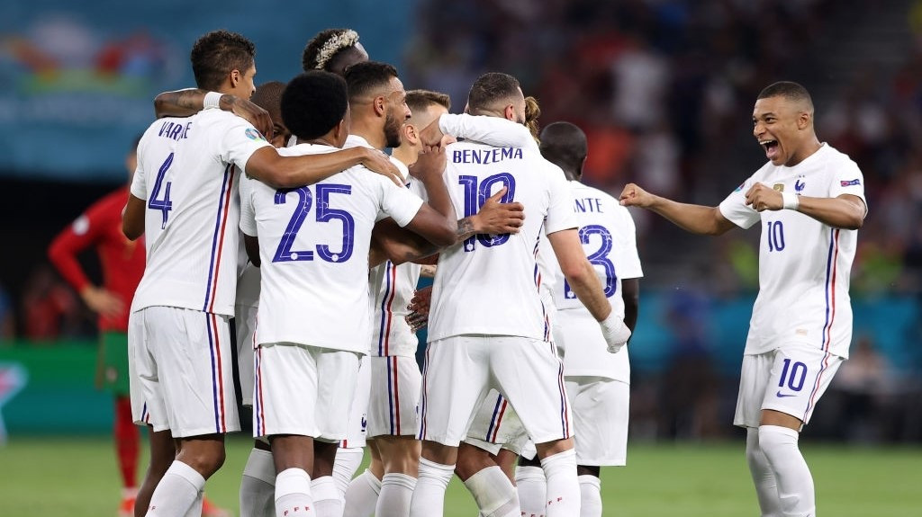 ޕޯޗުގަލާއި ފްރާންސް ބައްދަލުކުރި މެޗުގެ ތެރެއިން، ލަނޑު ޖެހުމަށް ފަހު ފްރާންސް ކުޅުންތެރިން އުފާފާޅުކުރަނީ - ފޮޓޯ: ގެޓީ އިމޭޖަސް 