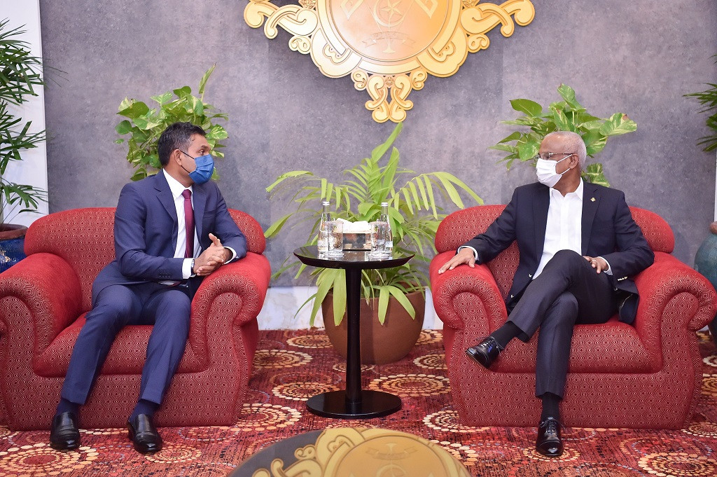 އދ.ގެ ޢާންމު މަޖިލީހުގެ 76 ވަނަ ސެޝަނުގައި ބައިވެރިވެވަޑައިގެންނެވުމަށް އެމެރިކާގެ ނިއުޔޯކަށް ފުރާވަޑައިގެންނެވުމަށް ރައީސް ސޯލިހު އެއަރޕޯޓްގައި - ރައީސްގެ މި ދަތުރުފުޅުގައި ބައިލެޓްރަލް އަދި މަލްޓިލެޓްރަލް ބައްދަލުވުންތަކާއި ޤައުމުތަކުގެ އިސްވެރިންނާ ބައްދަލުކުރައްވައި މަޝްވަރާތައް ބާއްވަވާގޮތަށް ވަނީ ހަމަޖެހިފައި - ފޮޓޯ: ރައީސް އޮފީސް