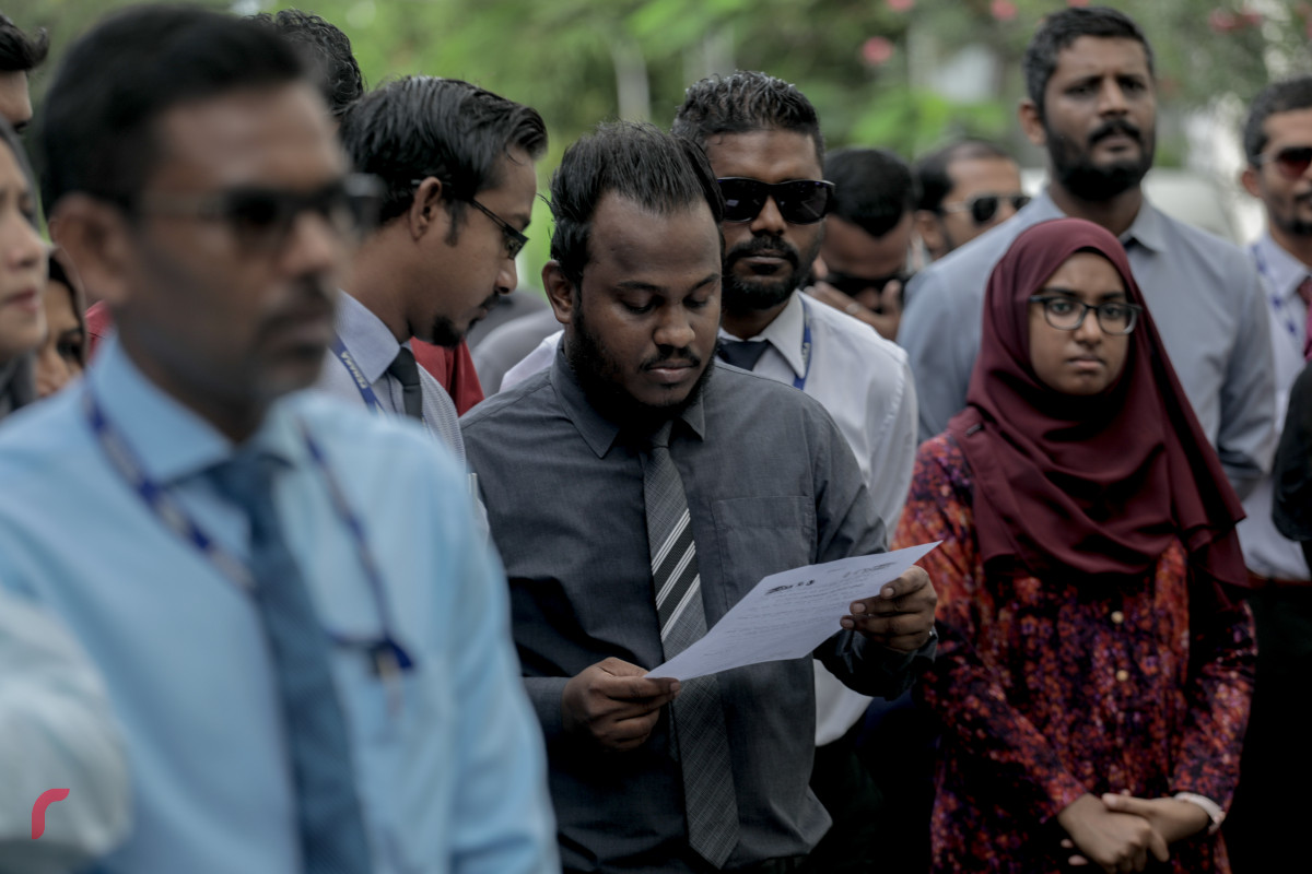 1 ޖުލައި 2019 --ފެނަކަ ކޯޕަރޭޝަންގެ މުއައްޒަފުން ކުރަޕްޝަނައާއި ދެކޮޅަށް ސޮއިކުރުމަށް ބޭއްވި ހަރަކާތުގެ ތެރެއިން. ފެނަކައިގެ ހުރިހާ މުވައްޒަފުން ވަނީ މި އިގުރާރުގައި ސޮއިކޮށްފައި.-- ފޮޓޯ: ޝުއައިބް މުހައްމަދު