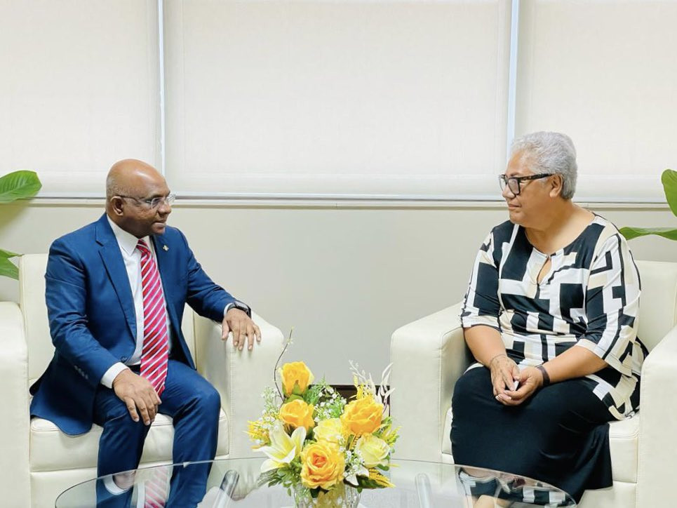 ފޮރިން މިނިސްޓަރ އަބްދުﷲ ޝާހިދު ސަމޯއާގެ ބޮޑު ވަޒީރު އަދި ފޮރިން މިނިސްޓަރު ފިއާމޭ ނައޯމީ މަޓައާފާ އާ ބައްދަލުކުރެއްވުން