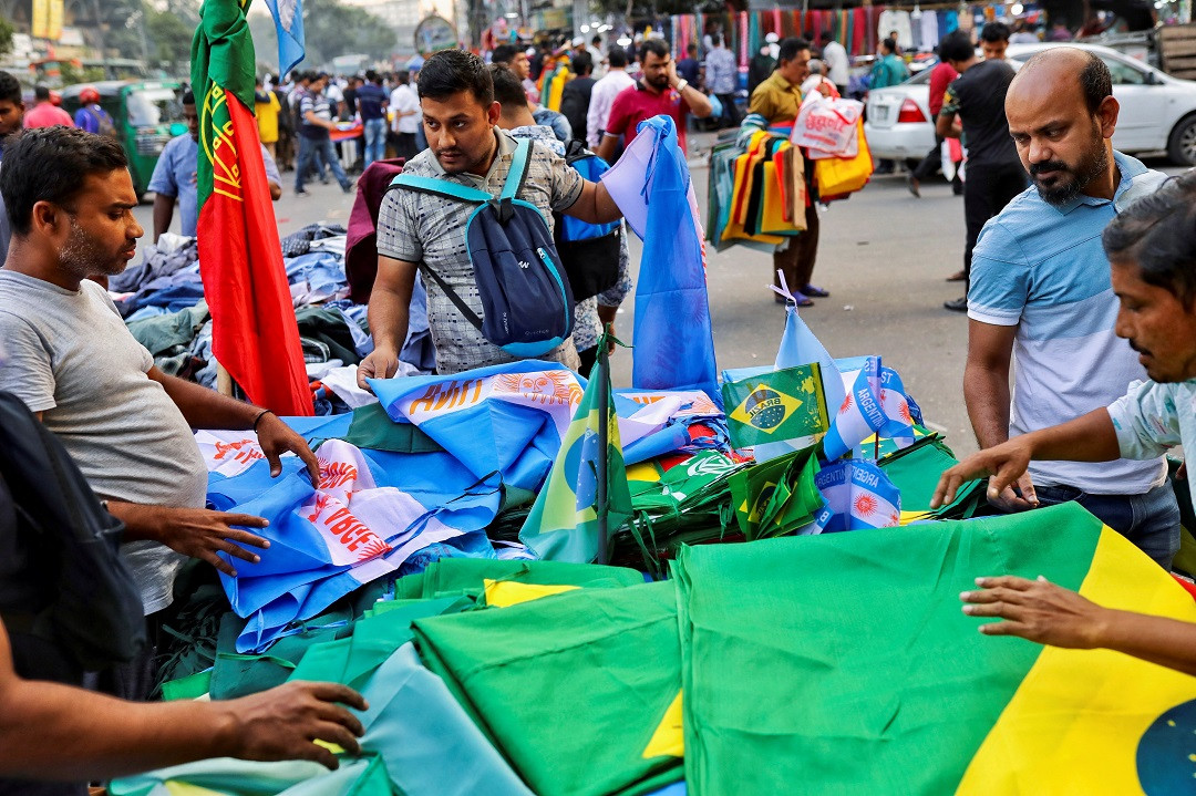 ބަންގްލަދޭޝްގެ ފުޓުބޯޅަ ސަޕޯޓަރުން ވޯލްޑް ކަޕްގައި އެމީހުން ސަޕޯޓުކުރާ ޓީމުތަކުގެ ގައުމީ ދިދަ ގަންނަނީ - ފޮޓޯ: ރޮއިޓަރސް