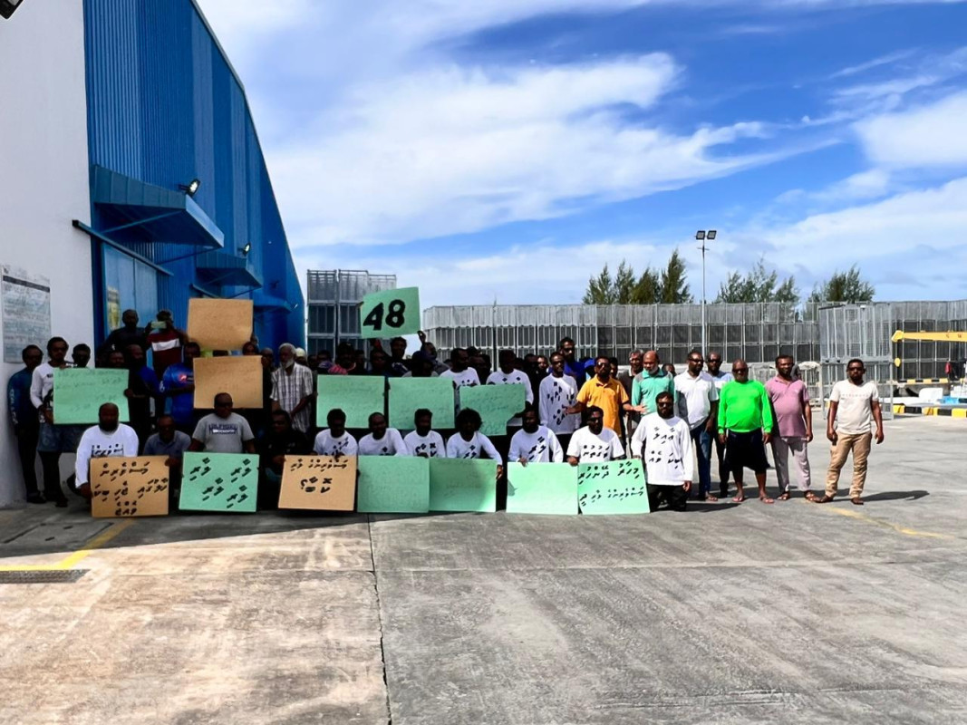 އައްޑޫގެ މަސްވެރިންގެ ކޮމްޕްލެކްސްގައި މަސްވެރިން ކުރަމުންދާ މުޒާހަރާގެ ތެރެއިން  - ފޮޓޯ: ރާއްޖެއެމްވީ