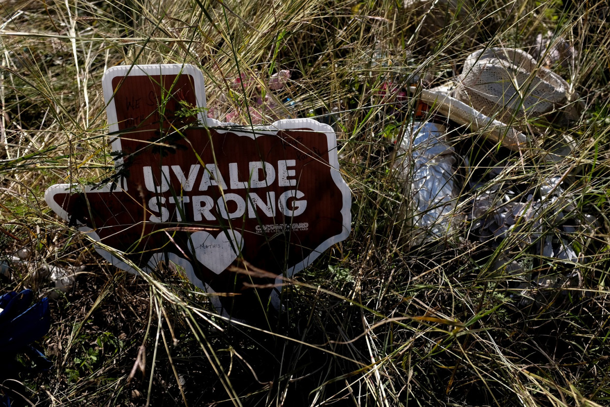 ރޮބް އެލިމެންޓަރީގެ ބޭރުގައި ހަދާފައިވާ ހަނދާނީ ބިނާއަކުން ޓެކްސަސްގެ ޝޭޕް ހުރި ނިޝާނެއް - ފޮޓޯ: ރޮއިޓަރސް