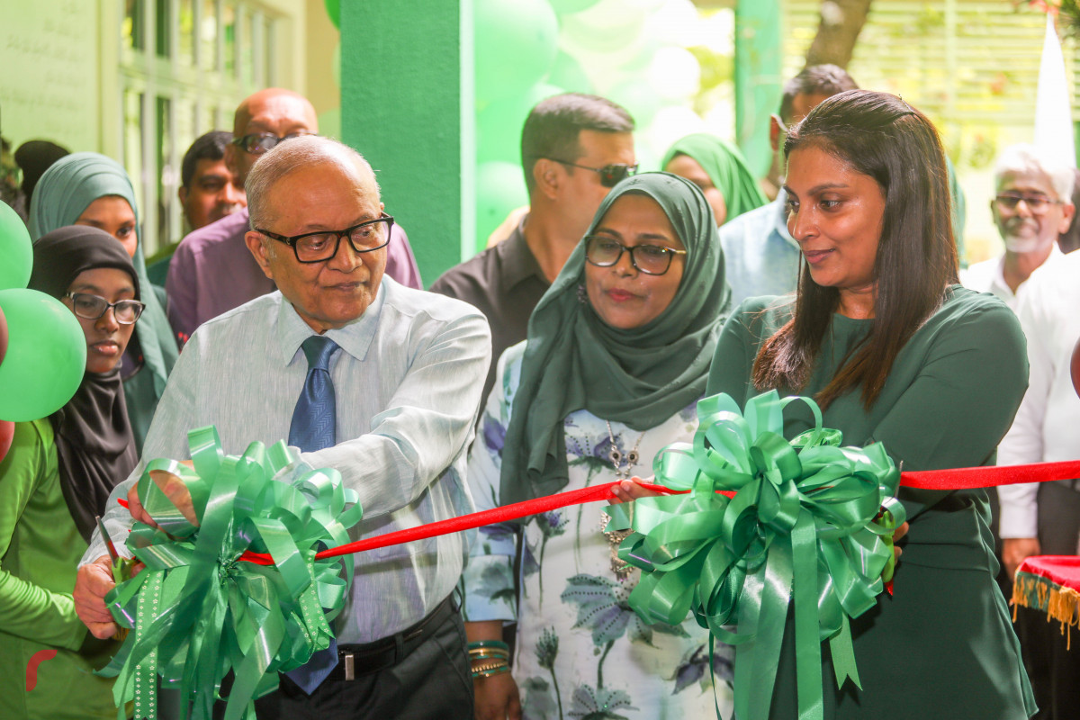 25 ޖުލައި 2019 --ކަލާފާނު ސުކޫލުގެ 30 ވަނަ އަހަރީ ދުވަސް ފާހަގަކުރުމުގެ ގޮތުން ބޭއްވި ފޮޓޯ މައުރަޒު ހުޅުވައިދެއްވީ އެޑިޔުކޭޝަން މިނިސްޓަރ ޑރ އައިޝަތު އަލީ އަދި މައުމޫން އަބްދުލް ގައްޔޫމް- ފޮޓޯ: ޝުއައިބް މުހައްމަދު