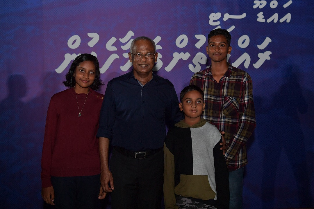 ރައީސުލްޖުމްހޫރިއްޔާގެ ދެކަނބަލުން އައްޑޫ ސިޓީގެ ރައްޔިތުންނަށް ދެއްވި މާހެފުން - ރައީސް ފޮޓޯފުޅަކަށް ހުއްޓިވަޑައިގެން - ފޮޓޯ: ރައީސް އޮފީސް