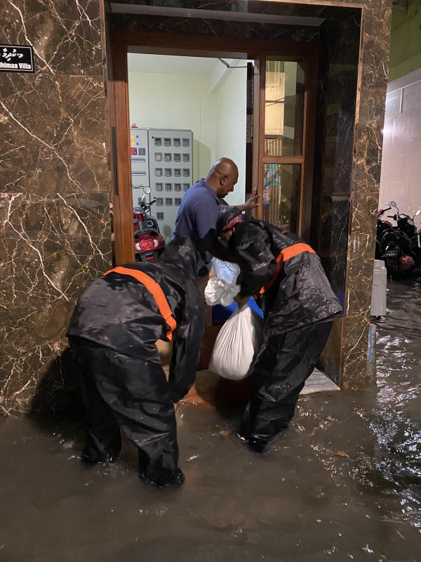 މާލެސިޓީ ގެއެއްގައި ވެލި ބަސްތާ ޖެހުމުގެ މަސައްކަތް ކުރަނީ