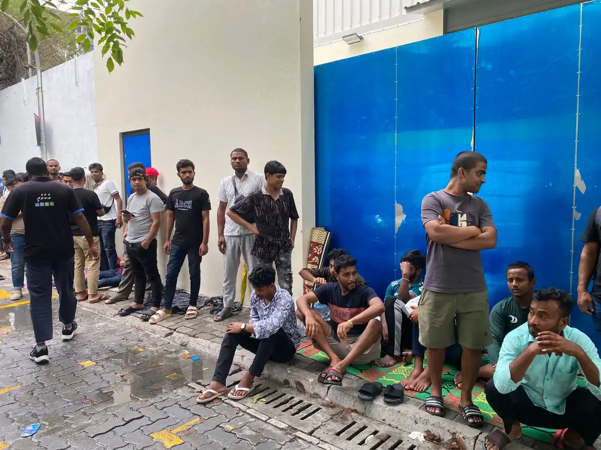 ބިދޭސީންގެ އިނގިލީގެ ނިޝާން ނެގުމަށް ބޮޑު ކިޔުއެއް ހަދައިގެން. ބައެއް ބިދޭސީން މެންދަމު 2:00ން ފެށިގެން ތިބީ ކިޔުގައި ޖެހިގެން.