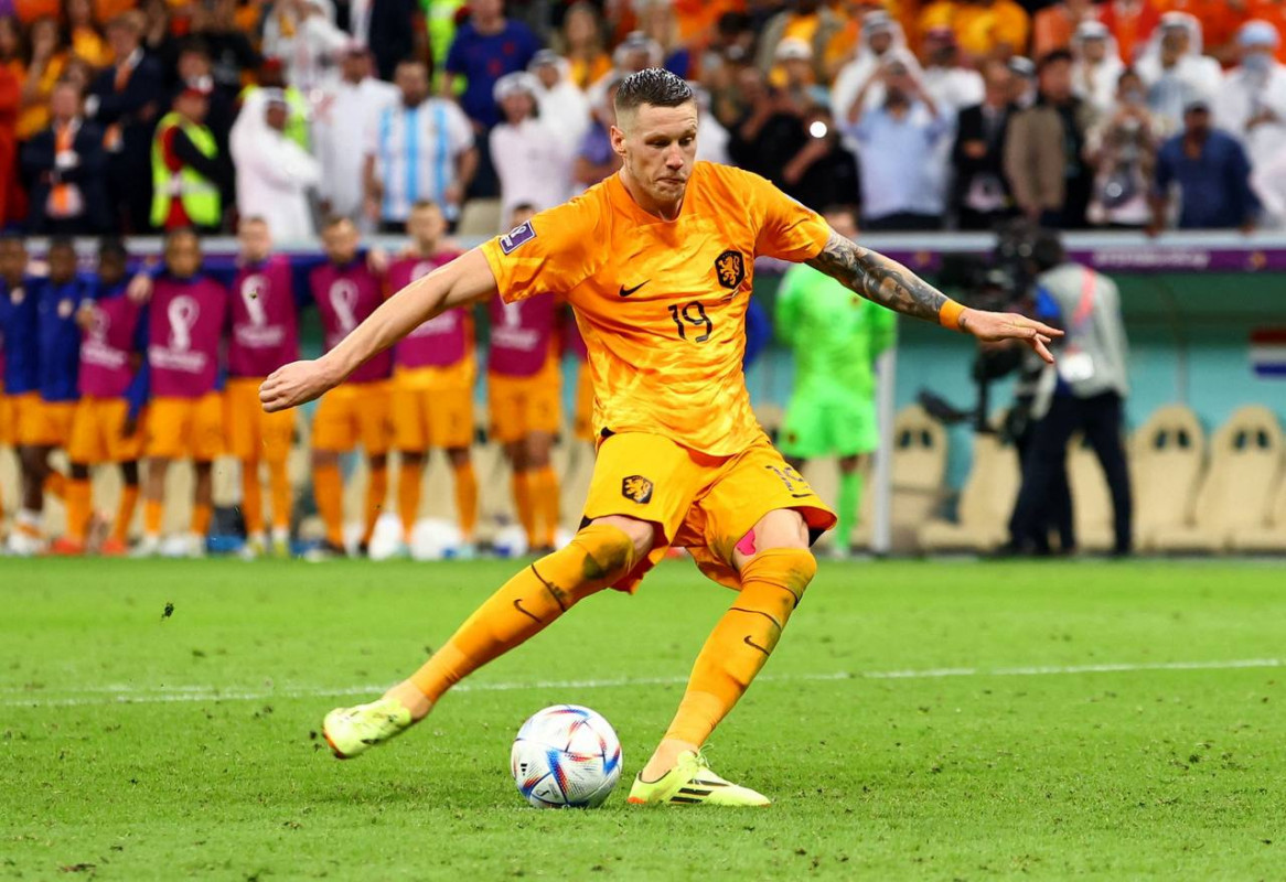 އާޖެންޓީނާ އަދި ނެދަލެންޑްސް ކުޅުނު މެޗުގެ ތެރެއިން - ފޮޓޯ: ރޮއިޓާސް