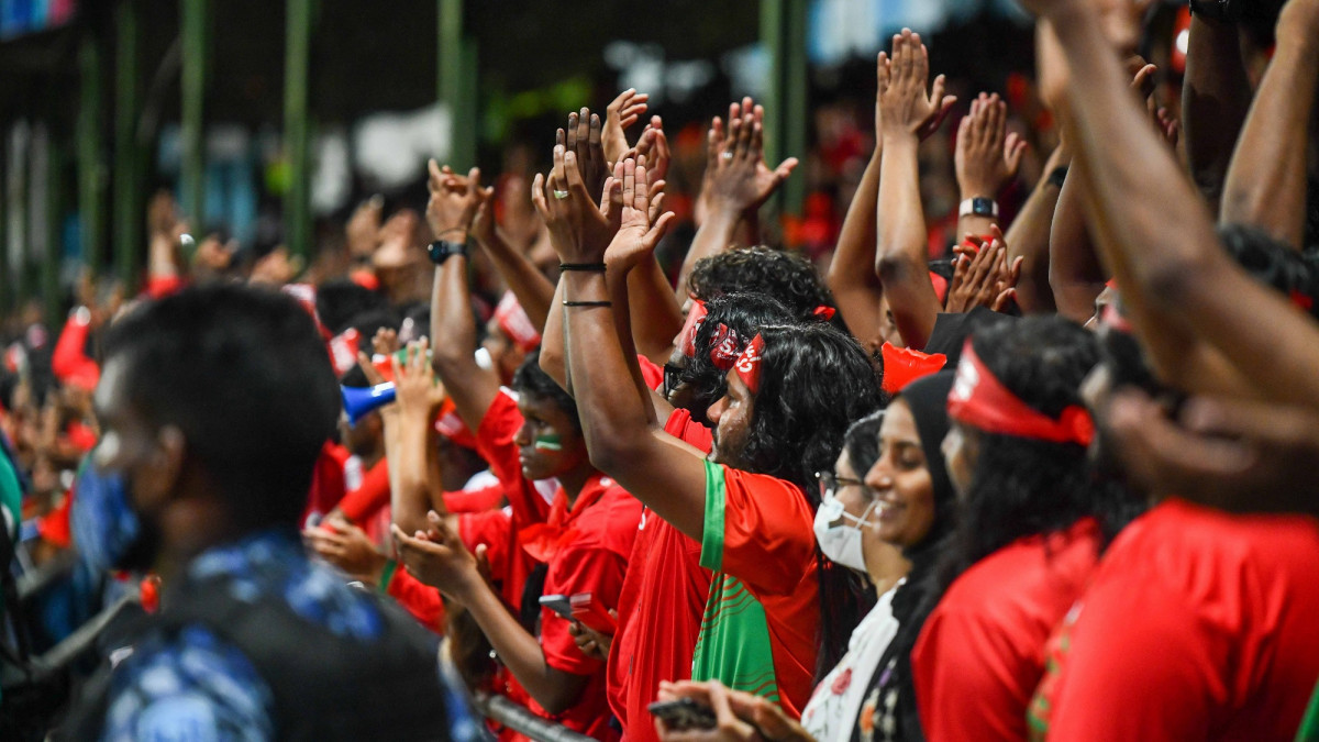 އިންޑިއާ އާއި ރާއްޖެ ބައްދަލުކުރި މެޗަށް ދަނޑަށް ވަން ދިވެހި ސަޕޯޓަރުން - ފޮޓޯ: އިމޭޖަސް.އެމްވީ