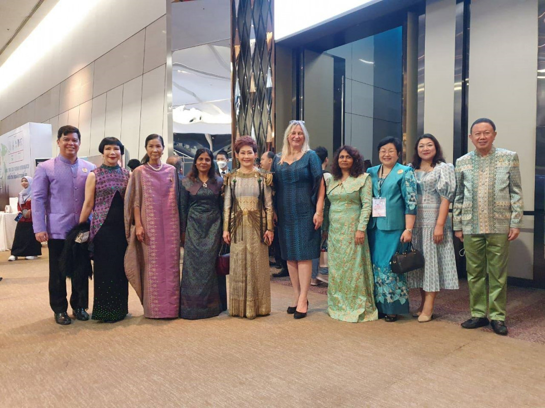First lady Fazna attends Thai silk fashion week 