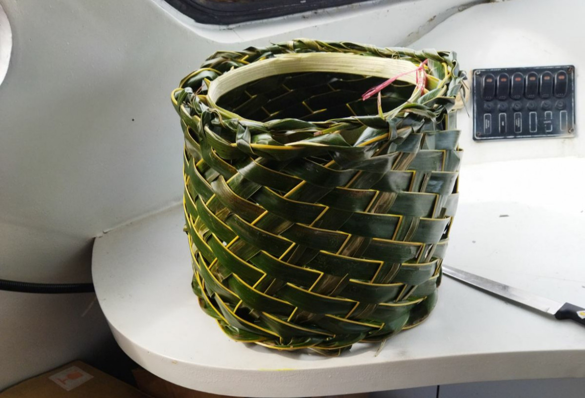 އައްޑޫ ޑަބްލިއުޑީސީ ފަންތޮށިިި ކޯސް - ކޯހުގެ ބައިވެރިން ހަދާފައިވާ ވަށިގަނޑެއް. މިއީވެސް އަލަމާރީގައި އޯގަނައިޒަރ އެއްގެ ގޮތުން ބޭނުން ކުރުން ނުވަތަ ކުނިއަޅާ ޑަސްބިނެއްގެ ގޮތުގައިވެސް ނޫންނަމަ ކުޑަކުދީން ކުޅޭ ސާމާނު އެޅުން ފަދަ ކަމަކަށް ބޭނުން ކުރެވިދާނެ ރީތި އުފެއްދުމެއް. މިކޯހުގެ ބައިވެރިން ވަނީ ފަސޭހައިން ދިވެހިންނަށް ލިބެން ހުންނަ ފަންތޮށީގެ ބޭނުން ކޮށްގެން ދިރިއުޅުމުގެ ބޭނުންތަކުގައި ހިފައިގެންގުޅޭ ސާމާނުތައް ބޭނުން ސައިޒަކަށް ބޭނުން ބައްޓަމަކަށް ހަދައިގެން ބޭނުންކުރުމުގެ ހިތްހަމަޖެހުން ހާސިލުކޮށްފައި. – ފޮޓޯ: ޑަބްލިއުޑީސީ