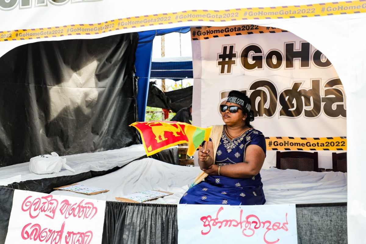 ސްރީލަންކާގެ އިގުތިސާދީ ހާލަތު ގޯސްވެ ކުރިމަތިވެފައިވާ ގޮންޖެހުންތަކާ ގުޅިގެން ކުރަމުންދާ މުޒާހަރާ  - ފޮޓޯ: ރާއްޖެއެމްވީ