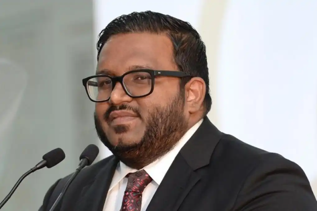 މޮންޓިލިއަން އިންޓަނޭޝަނަލް ޕްރައިވެޓް ލިމިޓެޑް އަކީ ކުރީގެ ނައިބު ރައީސް އަހުމަދު އަދީބުގެ އާއިލީ މަސްލަހަތު އޮންނަ ކުންފުންޏެއް