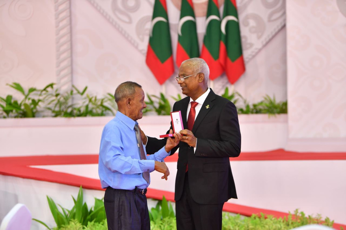 ދައުލަތަށް ޚިދުމަތް ކުރެއްވުމުގައި ބައިގަރުނު ޚިދުމަތް ކުރެއްވި ބޭފުޅަކަށް، ރައީސުލްޖުމްހޫރިއްޔާ އިބްރާހިމް މުހައްމަދު ޞާލިހު ޝަރަފުގެ ބެޖާއި އައްޑަނަ ދެއްވަނީ