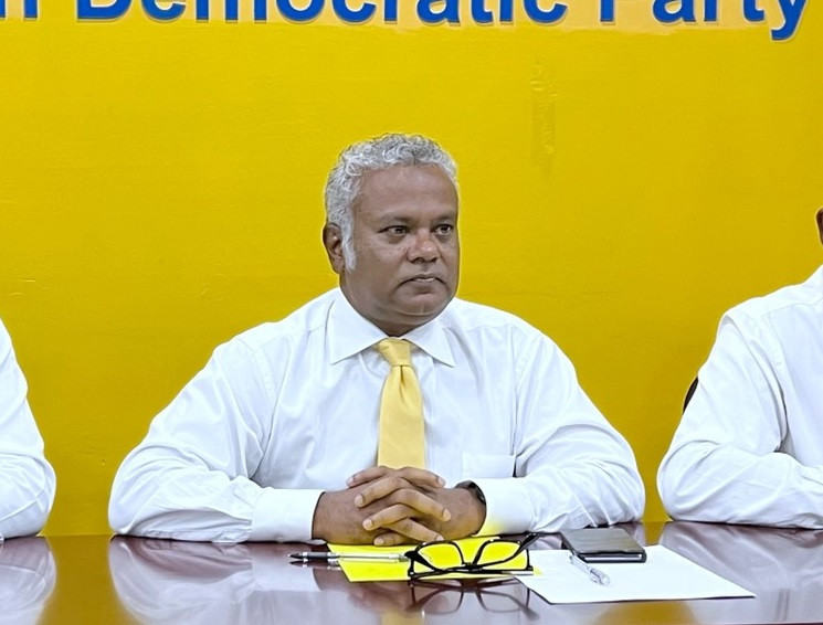 އިންތިޚާބާ ބެހޭ ކޮމެޓީން ބޭއްވި ނޫސްވެރިންގެ ބައްދަލުވުމުގައި މެންބަރު އަލީ ނިޔާޒު