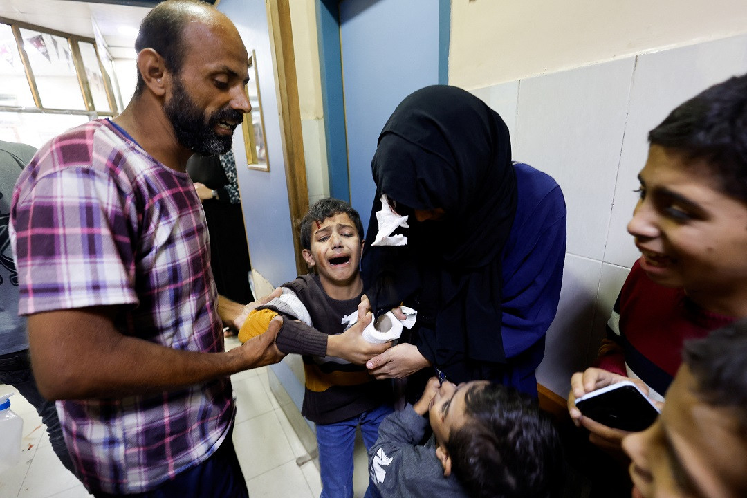 ޚާން ޔޫނިސްއަށް އިސްރާއީލުން ދިން ހަމަލާގައި އަނިޔާލިބިފައިވާ މީހުން - ފޮޓޯ: ރޮއިޓަރސް