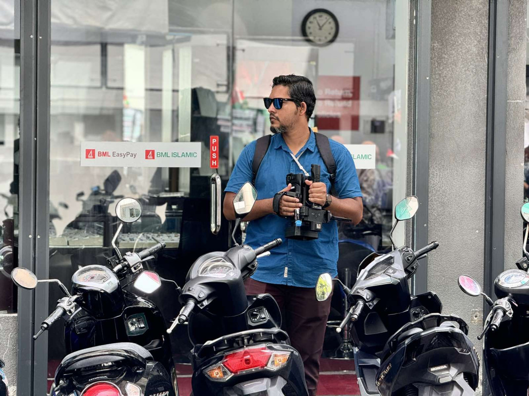 އިޒްރޭލް ޕާސްޕޯޓް މަނާކުރުމަށް ގޮވާލާ ކުރި މުޒާހަރާގެ ތެރެއިން - އެއްވުމުގައި ބައިވެރިވި ފޮޓޯގްރާފަރެއް - ފޮޓޯ: ޙުސައިން މަޚްތޫމް