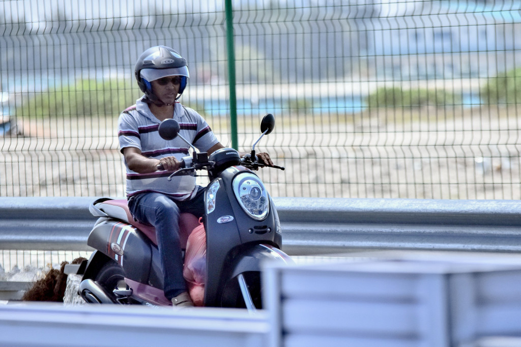 ހެލްމެޓު އަޅައިގެން މީހަކު ހައިވޭގައި ދުއްވަނީ