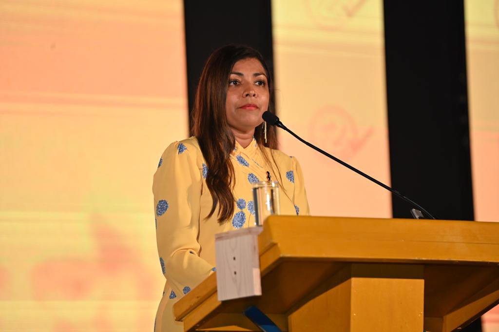 މީދޫ ދާއިރާގެ މެންބަރު، ރޮޒައިނާ އާދަމް