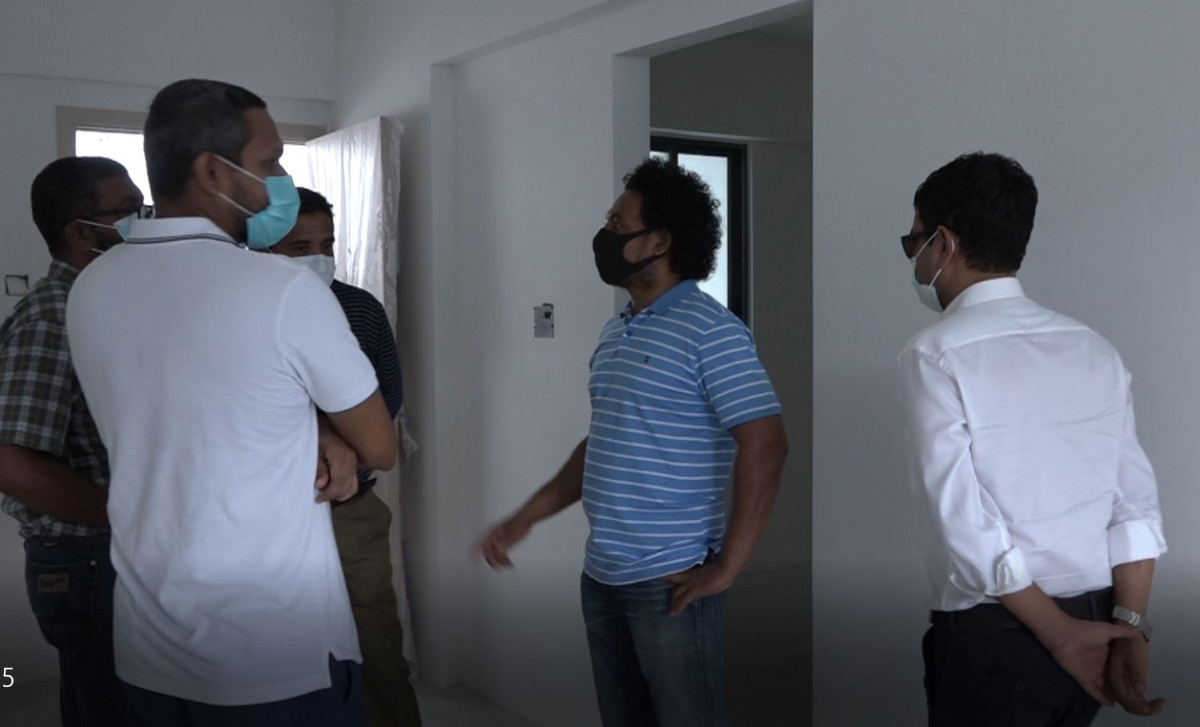 ހިޔާ ފްލެޓް މަޝްރޫޢުގެ ކަން ކަން ހިނގާފައިވާ ގޮތް ބެލުމަށް ރައްޔިތުންގެ މަޖިލީހުގެ ގައުމީ ތަރައްޤީ އާއި ތަރިކައިގެ ކޮމިޓީގެ މެންބަރުން ކުރި ޒިޔާރަތް - މި ޕްރޮޖެކްޓް 19 ޑިސެމްބަރު 2019 ހުންނަން ޖެހޭނީ ނިމިފައި، ނަމަވެސް މި ޕްރޮޖެކްޓްގެ މަސައްކަތް އަދި ވެސް އެއްކޮށް ނިމިފައި ނުވާއިރު، 90 ޕަސެންޓް މަސައްކަތް މިހާރު ނިމިފައިވާ ކަމަށް ހައުންސިންގ ޑިވެލޮޕްމަންޓް ކޯޕަރޭޝަން (އެޗްޑީސީ) އިން ބުނޭ - ފޮޓޯ: ރާއްޖެއެމްވީ