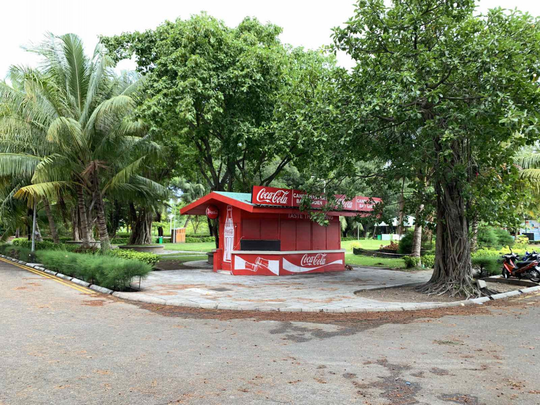 ހުޅުމާލެ ފެރީ ޓާމިނަލް ޕާކް ސަރަހައްދު - ރަމަޟާން މަހާއި، އެހެން މަސްތަކުގައިވެސް ހުޅުމާލޭގައި އެންމެ ބާރުބޮޑު އެއް ސަރަހައްދަކީ ފެރީ ޓާމިނަލް ޕާކް ސަރަހައްދު. ނަމަވެސް މިހާރު އެ ސަރަހައްދުވެސް އޮތީ އެއްކޮށް ފަޅުކޮށް. -- ފޮޓޯ: ރާއްޖެ.އެމްވީ