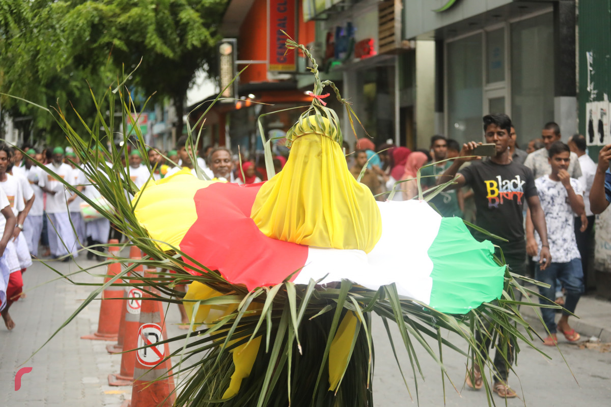 04 ޖޫން 2019 --މާލޭގައި މާލި ނެރުމުގެ ހަރަކާތުގެ ތެރެއިން، މި ހަރަކާތް ބަލާލުމަށް ގިނަ އަދަދެއްގެ މީހުން ވަނީ ޖަމާވެފައި-- ފޮޓޯ: ޝުއައިބް މުހައްމަދު