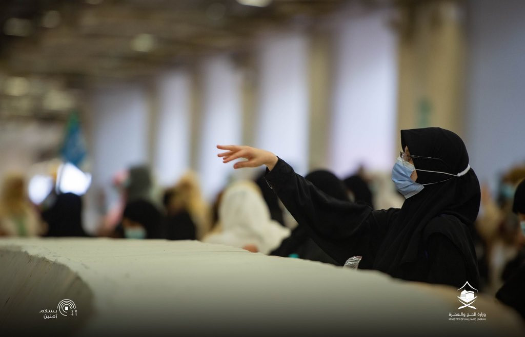 ހައްޖު 1441: މިއަހަރުގެ ހައްޖުގެ އަޅުކަމުގެ ތެރެއިން ހައްޖުވެރިން ޖަމުރާއަށް ހިލަ އުކަނީ. ހައްޖުގެ ހުރިހާ އަޅުކަމެއް ވެސް ބާއްވާފައިވަނީ ސިއްހީ ގޮތުން ރައްކާތެރިކަން ކަށަވަރު ކުރުމަށްފަހު - ފޮޓޯ: ސައުދީ ގެޒެޓް