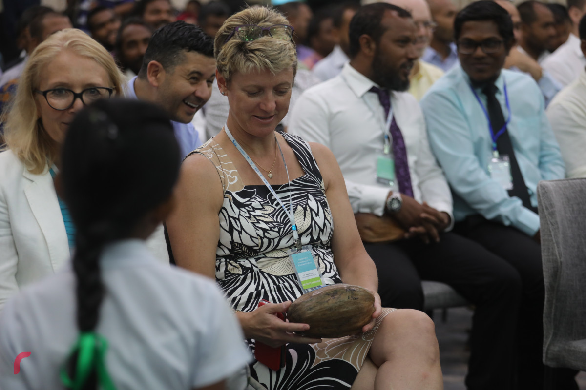 29 އޯގަސްޓް 2019/ އއ.އުކުޅަސް --އުކުޅަސް ޓެކް ފެއަރ ނިންމުމުގެ ޖަލްސާގެ ތެރެއިން، މި ޓެކްފެއާރ އާއި ފޯރަމްގައި ބައިވެރިވި ހުރިހާ ފަރާތްތަކަށް އެ ރަށު ސްކޫލް ކުދިންގެ ފަރާތުން އެރުވި ހަދިޔާތައް-- ފޮޓޯ: ޝުއައިބް މުހައްމަދު