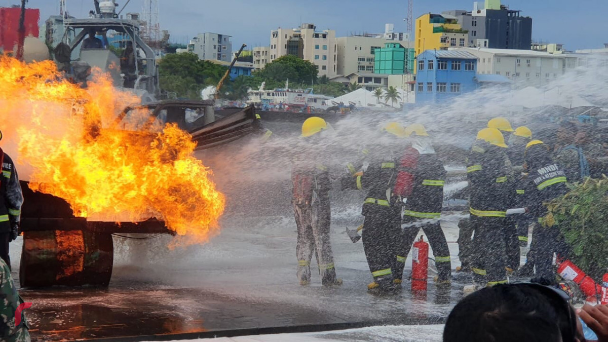 ޓީޖެޓީ ސަރަހައްދުގައި އޮތް ތެޔޮ ބައުޒަރެއްގައި ރޯވި އަލިފާން ރޯވެފައި -- ފޮޓޯ: ރާއްޖެ.އެމްވީ