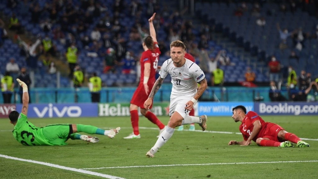 ތުރުކީ އާއި އިޓަލީ ބައްދަލުކުރި މެޗުގެ ތެރެއިން ލަނޑު ޖެހުމަށްފަހު އިޓަލީގެ ޗީރޯ އިމޮބިލޭ އުފާފާޅުކުރަނިކޮށް - ފޮޓޯ: ގެޓީ އިމޭޖަސް