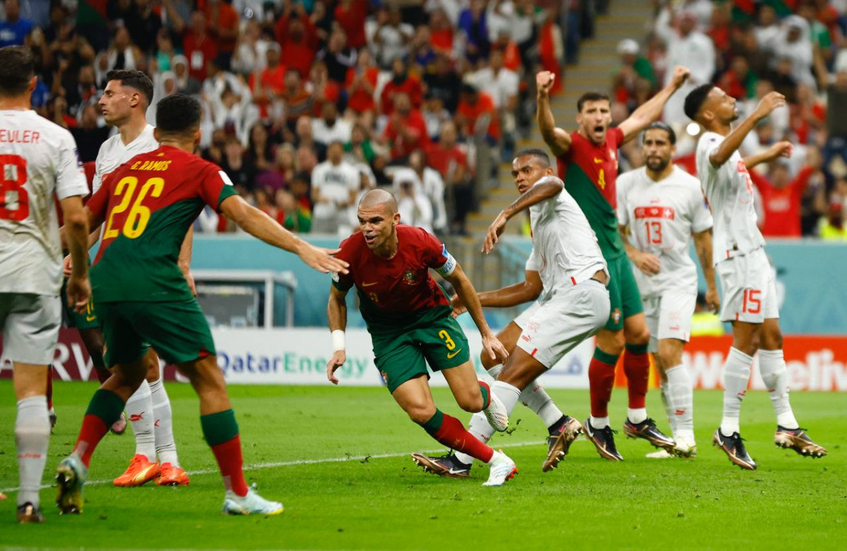 ޕޯޗުގަލް އަދި ސްވިޒަލެންޑް ބައްދަލުކުރި މެޗުގެ ތެރެއިން - ފޮޓޯ: ރޮއިޓާސް