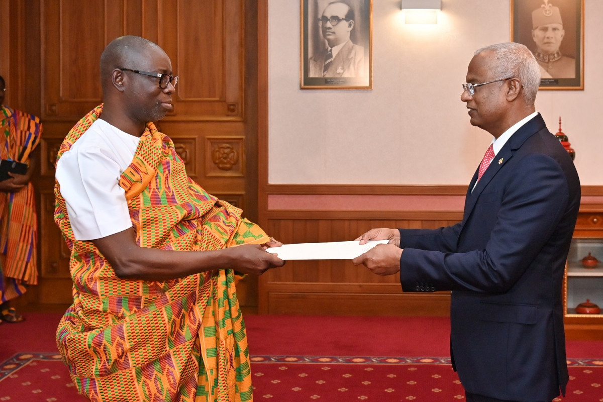 ގާނާގެ އައު ސަފީރު އެމަނިކުފާނުގެ ސަފީރުކަމުގެ ފަތްކޮޅު ރައީސުލްޖުމްހޫރިއްޔާއަށް އަރުވަނީ