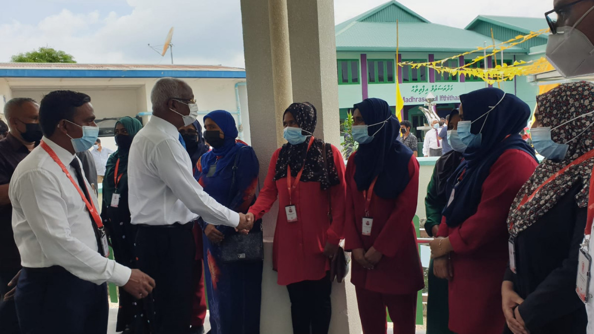 President Solih with the staff at Lh. Naifaru Madharusathul Ifthithaah during the inauguration ceremony of 10 new classrooms