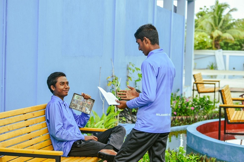 މިލަންދޫގައި ގާއިމުކުރި ރީޑިންގ ޕާކުގައި އެ ރަށު ސްކޫލް ދަރިވަރުންތަކެއް ފޮތް ކިޔަނީ