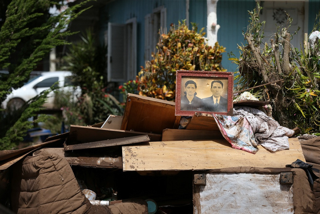 ފެންބޮޑުވެފައިވާ ސަރަހައްދެއް ސާފުކުރުމުގެ މަސައްކަތުގެ ތެރެއިން ފެނިފައިވާ އާންމުންގެ ތަކެތި - ފޮޓޯ: ރޮއިޓަރސް