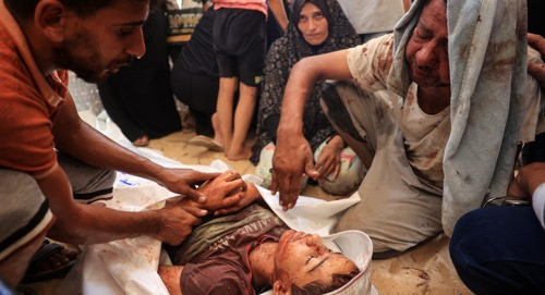 ޚާން ޔުނިސްގެ ނާސިރު ހޮސްޕިޓަލުގެ މޯޗަރީ ކުރިމަތީގައި ފަލަސްތީނު ކުޑަކުއްޖެއްގެ ހަށިގަނޑު ވަށާލާފައި މީހުން