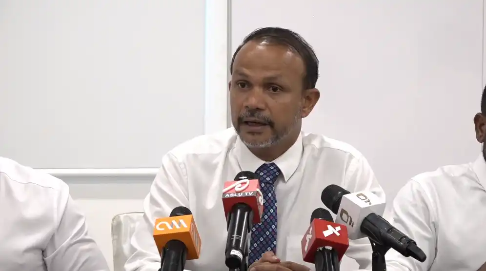 އަންގާރަ ދުވަހުގެ ނޫސްވެރިންގެ ބައްދަލުވުމުގައި ގާނޫނީ ވަކީލު އަދި ރައްޔިތުންގެ މަޖިލީހުގެ ކެންދޫ ދާއިރާގެ ކުރީގެ މެންބަރު އަލީ ހުސައިން ވާހަކަ ދައްކަވަނީ