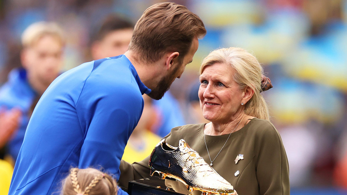 ޑެވީ ހެވިޓް: އިންގްލޭންޑް ކެޕްޓަން ހެރީ ކޭން (ވ) އަށް ރަންބޫޓު ހަވާލުކޮށްދެނީ