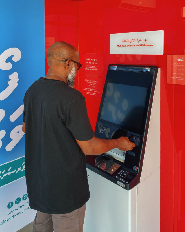 ބީއެމްއެލް އޭޓީއެމްއަކުން މީހަކު ފައިސާ ނަގަނީ