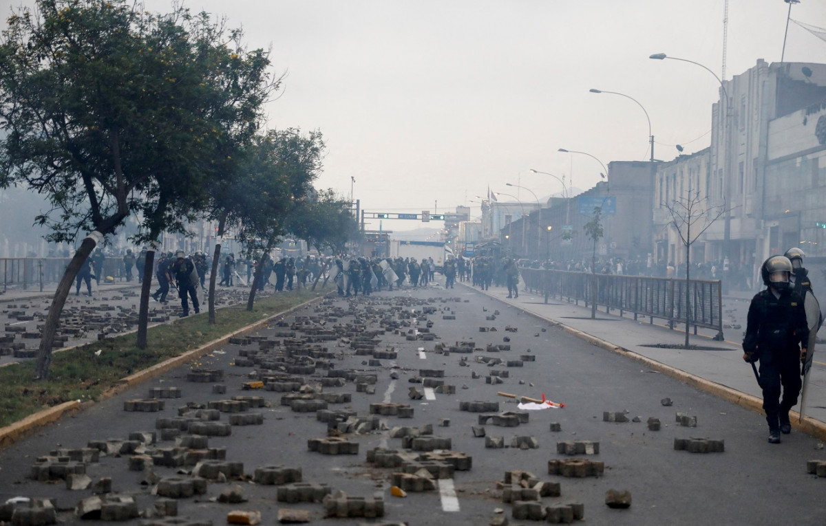 ރައީސް ޕެޑްރޯ ކެސްޓިލޯ މަގާމުން ދުރުކުރަން ކޮންގްރެސްއިން ރުހުން ދިނުމާ ގުޅިގެން, ކެސްޓިލޯ ދިރިއުޅުއްވަމުން ގެންދެވި ކަމަށް ބުނާ ޕްރިފެކްޗާ ކައިރީގައި މުޒާހަރާގެ ބައިވެރިންނާ ފުލުހުން ކުރިމަތިލަނީ - ފޮޓޯ: ރޮއިޓަރސް