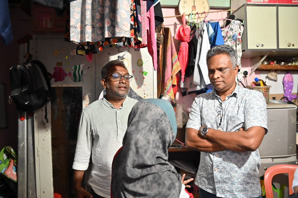 އާޒިމް މާލޭގެ ގެއަކަށް ޒިޔާރަތްކުރައްވައި، އެ ގޭގެ މީހުންގެ ކަންބޮޑުވުންތައް އަޑުއައްސަވަނީ