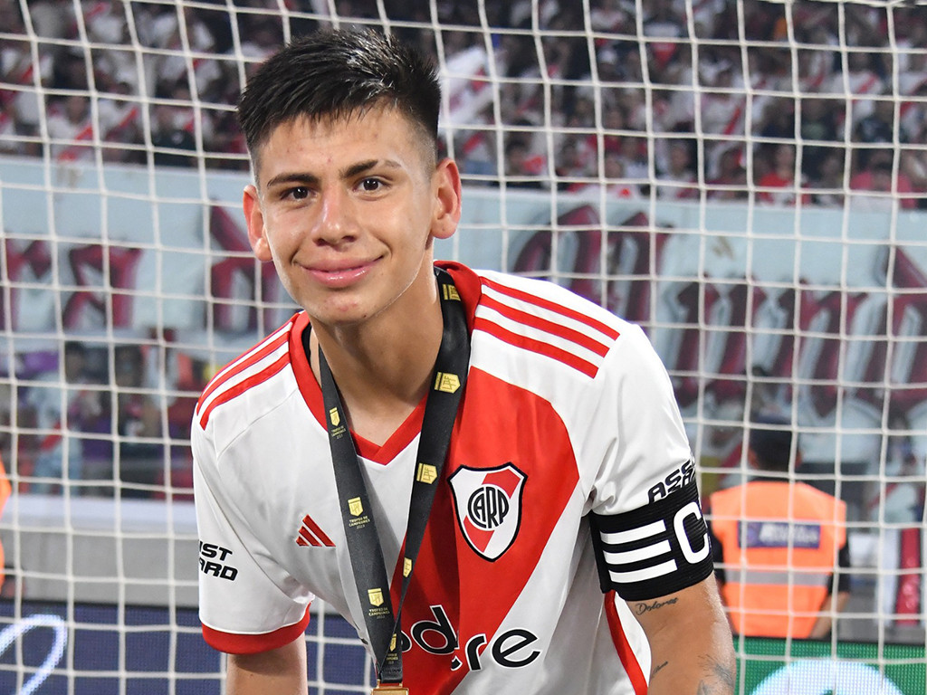 ސިޓީއަށް ސޮއިކުރި އާޖެންޓީނާ މިޑްފީލްޑަރ ކްލައުޑިއޯ: ފޮޓޯ-ރިވަރ ޕްލޭޓް