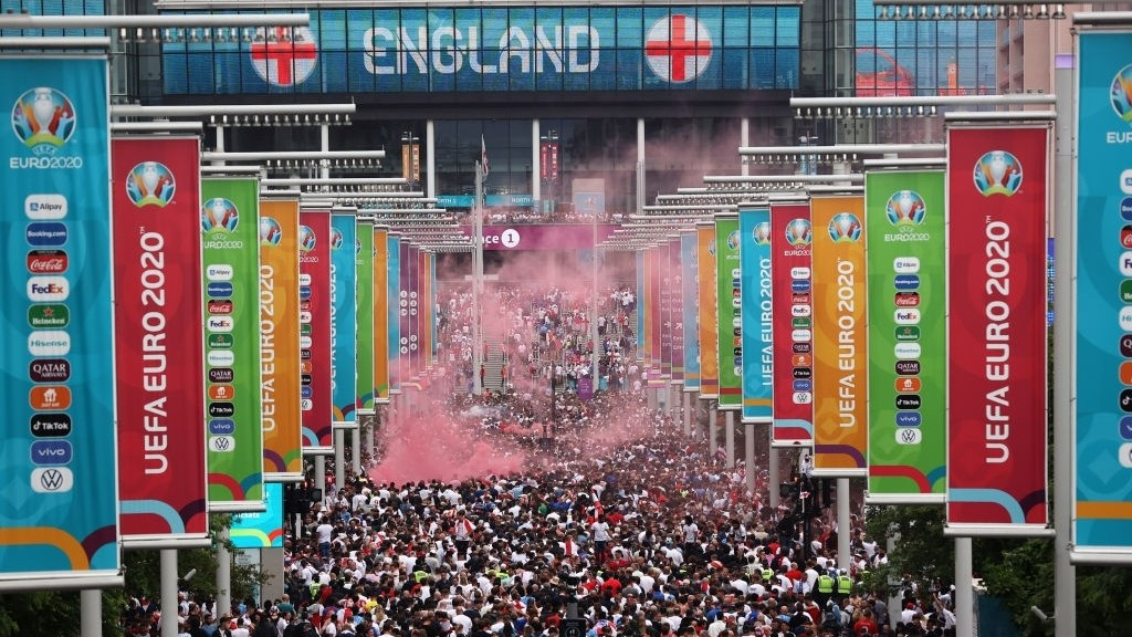 އިޓަލީ އާއި އިންގްލެންޑް ބައްދަލުކުރި ފައިނަލް މެޗަށް އިންގްލެންޑްގެ ސަޕޯޓަރުން ވެމްބްލީ ކައިރިއަށް ޖަމާވެފައި ވަނިކޮށް